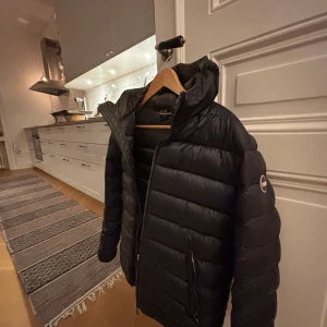 Marinblå colmar jacka - Storlek 15 år- passar mig som vanligtvis har Xs/s. Nypris ca 4000.