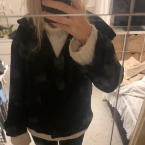 Svart kappa - Säljer min fina svarta kappa från arket, som är gjord av en del ull vilket gör att den är tillräckligt varm på vintern också🥰🥰det är ett hål i ena fickan