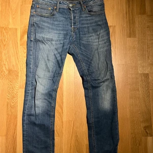 Blå slim fit jeans - Säljer ett par blåa slim fit jeans från jack and jones. Storlek 29/32