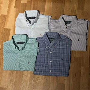 4st Ralph Lauren Tröja - Herr S - Säljer 4st riktigt fina skjortor från Ralph Lauren. De är i gott skick men skjortan uppe till vänster samt uppe tlll höger har varsin fläck (se bilder). Nypris för dessa skjortor ligger på ca 1400kr styck. 900kr för alla 4, kan även säljas separat för 280kr/st. För fler bilder, kolla enklida annonser i min profil.