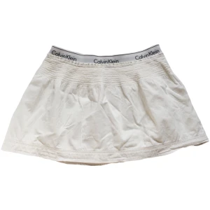 Vit lowwaist miniskirt/ minikjol/ tygkjol, Calvin Klein  - Supersöt minikjol med påsydd Calvin Klein Kant!