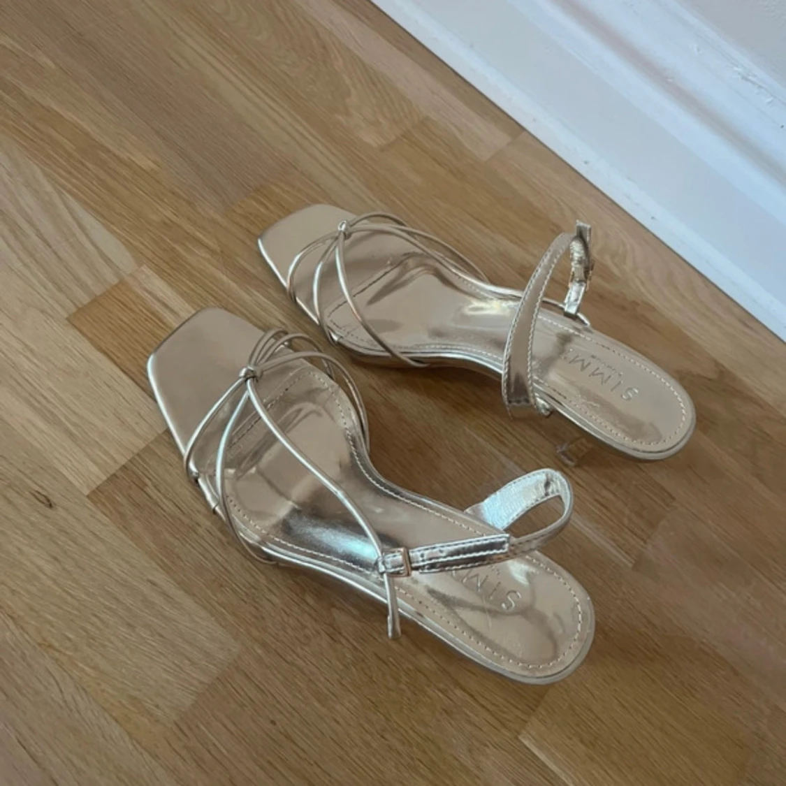 Guldiga sandaler med klack och remmar - 3