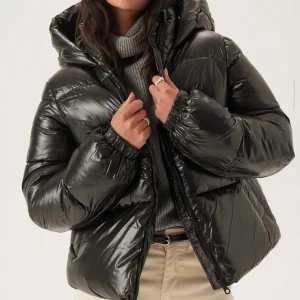 Svart jacka  - Fin jacka från vero moda i jättebra skick!! Skriv privat ifall ni vill ha egna bilder, nypris 800 