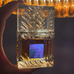 Lattafa Khamrah parfym - Snygg och trendig parfym från Lattafa med namnet Khamrah. Perfekt för dig som vill sticka ut med en unik flaska och modern känsla. Passar dig som gillar att testa nya dofter och vill ha något som syns i samlingen.