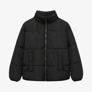 Vinterjacka - Använd flitigt men fortfarande i bra skick. Enda defekten är att en dragsko har gått av (bild 3) men det syns inte när man har den på sig. Vill du köpa fler annonser så kommer vi överens om ett paketpris!