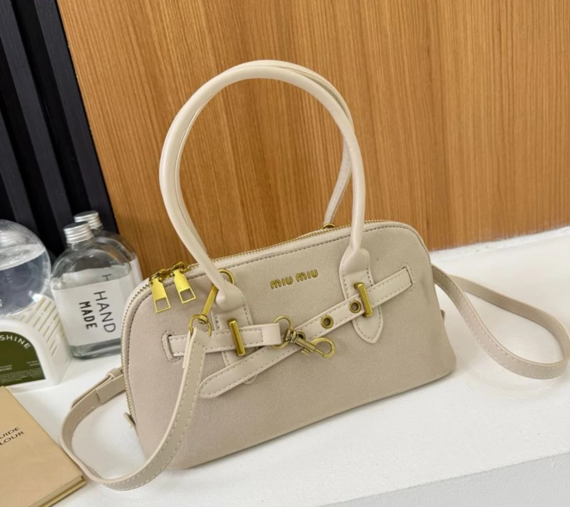 Miu Miu handväska i mocka med gulddetaljer - 1