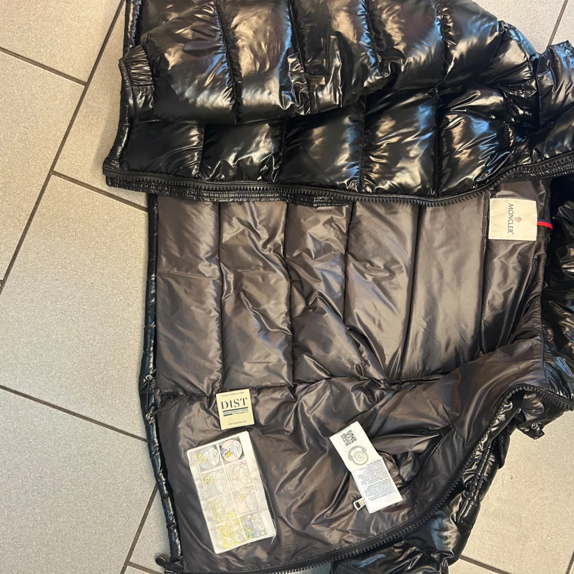 Svart glansig dunjacka från Moncler - 1