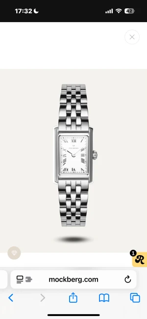 Mockberg rektangulär silverklocka - Kan tänka mig byta med guld. Regular storlek på uret. Snygg klocka från Mockberg med rektangulärt ur och klassisk länk i silverfärgat metall. Urtavlan är vit med svarta romerska siffror och tunna visare. Perfekt accessoar för dig som gillar stilrena detaljer och tidlös design. Har kvar länkar.