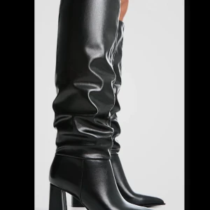 Svarta stövlar från Stradivarius - Säljer ett par svarta höga stövlar från Stradivarius i storlek 39. De har en snygg spetsig tå och bred klack. Stövlarna är slouchy, är upp till knäna och sitter snyggt på benet, perfekta för att lyfta din outfit. Bara använda en gång!! Kostade 800kr 