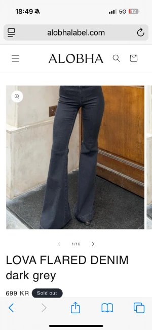 Mörkgrå flared jeans från Alobha - SÖKER 