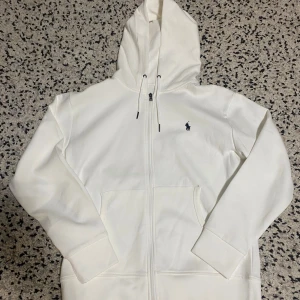 Vit hoodie från Polo Ralph Lauren -  Helt ny vit polo hoodie har aldrig använt. Storlek M