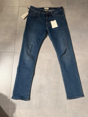 Jacob Cohen Bard jeans  - Tjena! Säljer nu dessa Jacob Cohen jeans som är använda max 3 gånger! Jeansen är köpta på en Jacob Cohen butik i Italien! Jeansen är i storlek 32 och är i utmärkt skick! Original tags följer med! Hör av er vid fler frågor eller bilder! 