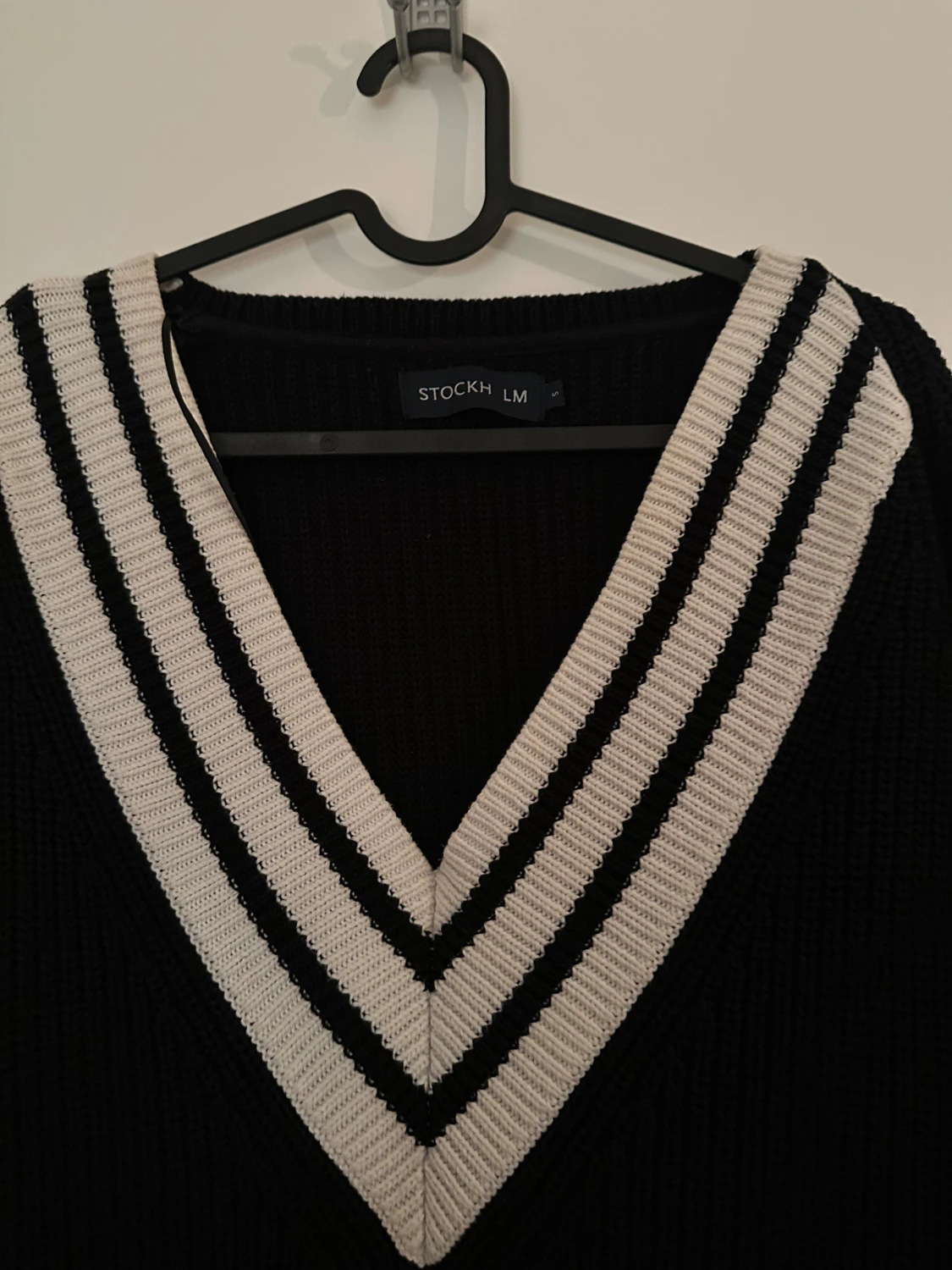 Svart stickad v-ringad tröja Stockh LM - 1