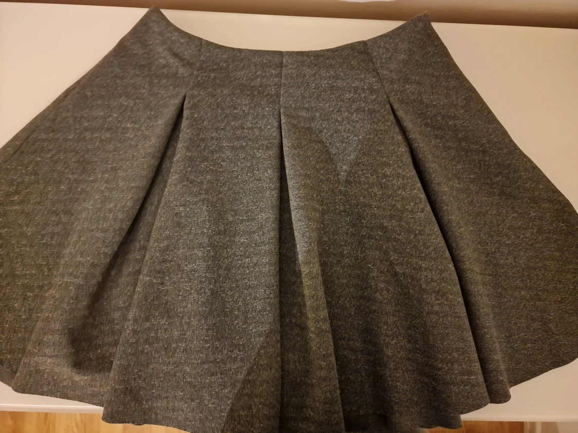 Grå kortkjol från Reserved, storlek 36 - 3