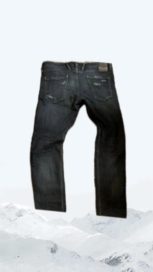 Replay mörkblå  - Snygga mörkblå jeans från Replay med skön fade fram och baktill med klassisk femficksdesign och diskreta slitningar. Modellen har Slim fit, med detaljerade sömmar på bakfickorna. Materialet är robust jeans i bomull med lite stretch för extra komfort. Anbass 