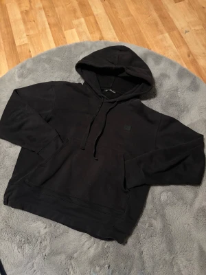Acne studios hoodie ferris face - | Jag säljer nu denna sköna acne hoodie men en snygg liten logga på bröstet | Den är storlek L men sitter mer som en S | Skick: 8/10, det finns tecken av användning | Den passar både damer och herrar | Skriv till mig för fler frågor och bilder ;)