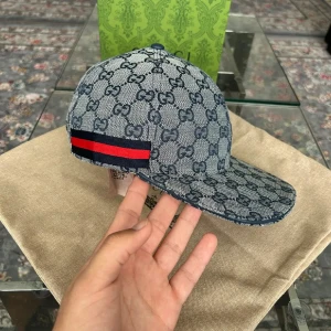 Gucci Keps - 🧢 Gucci Keps – Ny & Fräsch 🧢 🔥 Helt ny Gucci keps i klassisk Röd/märkblå design med Gucci-mönster. ✨ Passar perfekt till alla outfits – vardag som fest. 📦 Leveranstid: 1–3 dagar, 📍 Endast kepsen ingår, 💎 Ge din stil en lyxig touch!