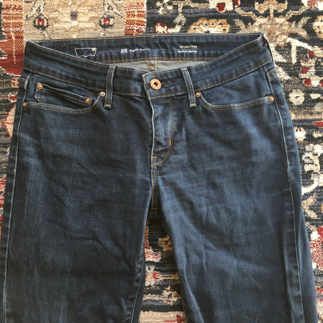 Mörkblå lowwaist flare jeans, Levi’s  - 4