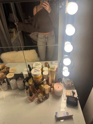 Ljusgrå raka jeans från Gina - Säljer ett par ljusgråa jeans från Gina tricot i storlek 32, dem är ytterst för korta för mig som är 174cm, personligen vill jag att byxor släpar i marken o dessa slutar 1cm från marken. Dessa har även blivit lite för små för mig som har 34 i jeans