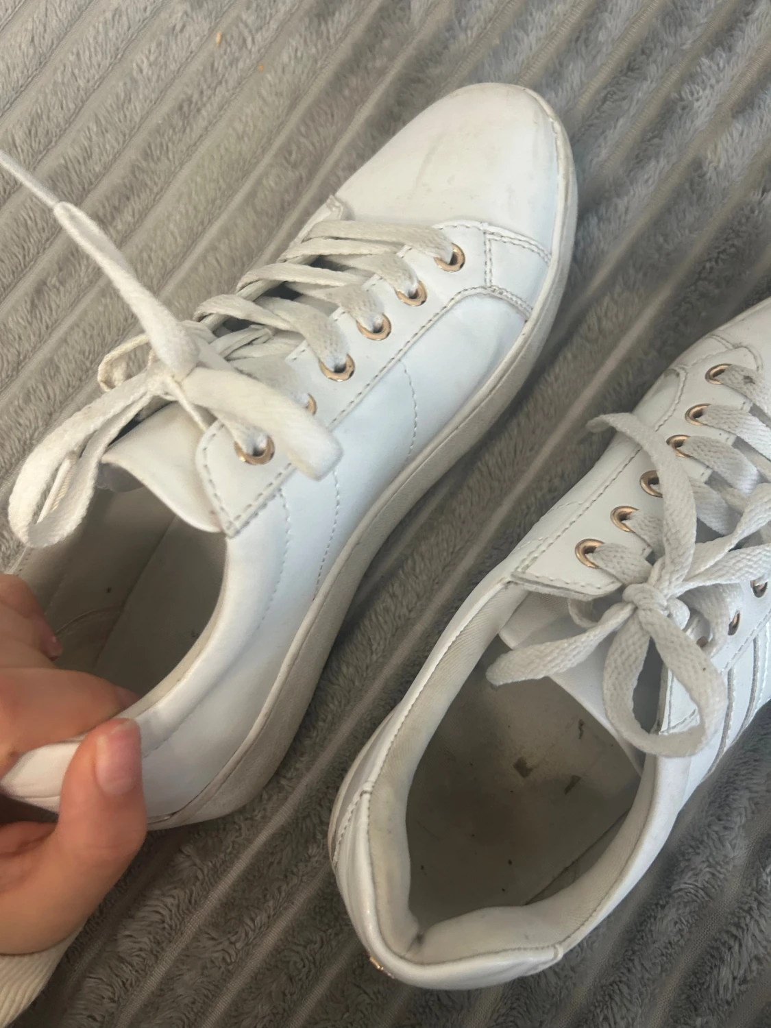 Vita sneakers med gulddetaljer - 1