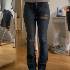Mörkblå bootcut jeans - Skitsnygga jeans med hål!😍  Köpta på Vinted för mer än ett år sedan men nu kommer dom inte till användning. Jag är 170 lång för referens!❤️