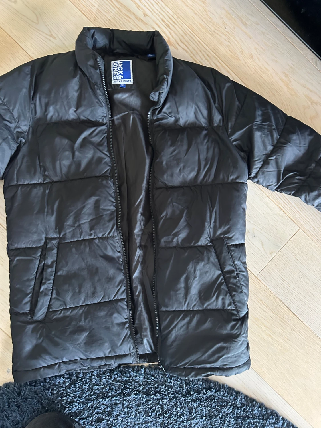 Svart pufferjacka från Jack & Jones - 1