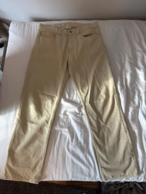 Beige jeansbyxor från Vailent - Snygga beige jeansbyxor från Vailent i storlek L. Klassisk femficksmodell med raka ben och normal passform. Använd en gång🙂
