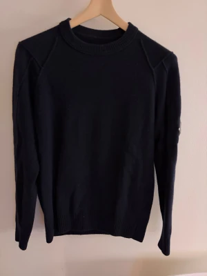 C.P. Company - Mörkblå stickad tröja från C.P. Company