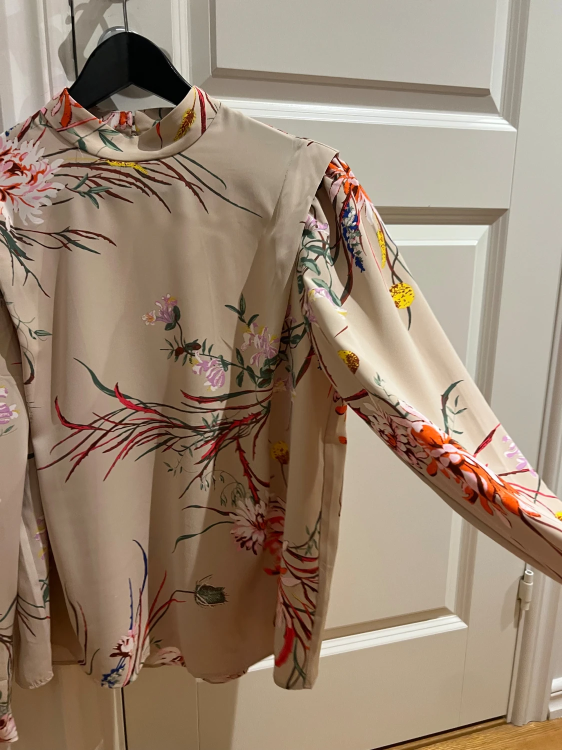 Beige blommig blus med hög krage - 2