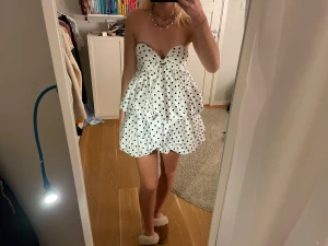 Super snygg offshoulder klänning  - Klänningen är mot det större hållet i bysten. 