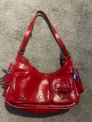 Röd axelväska  - Från berskha 