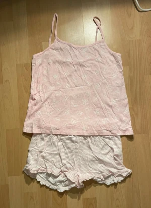 Rosa pyjamas set med mönster - Ljus rosa pyjamas set med mönster.  