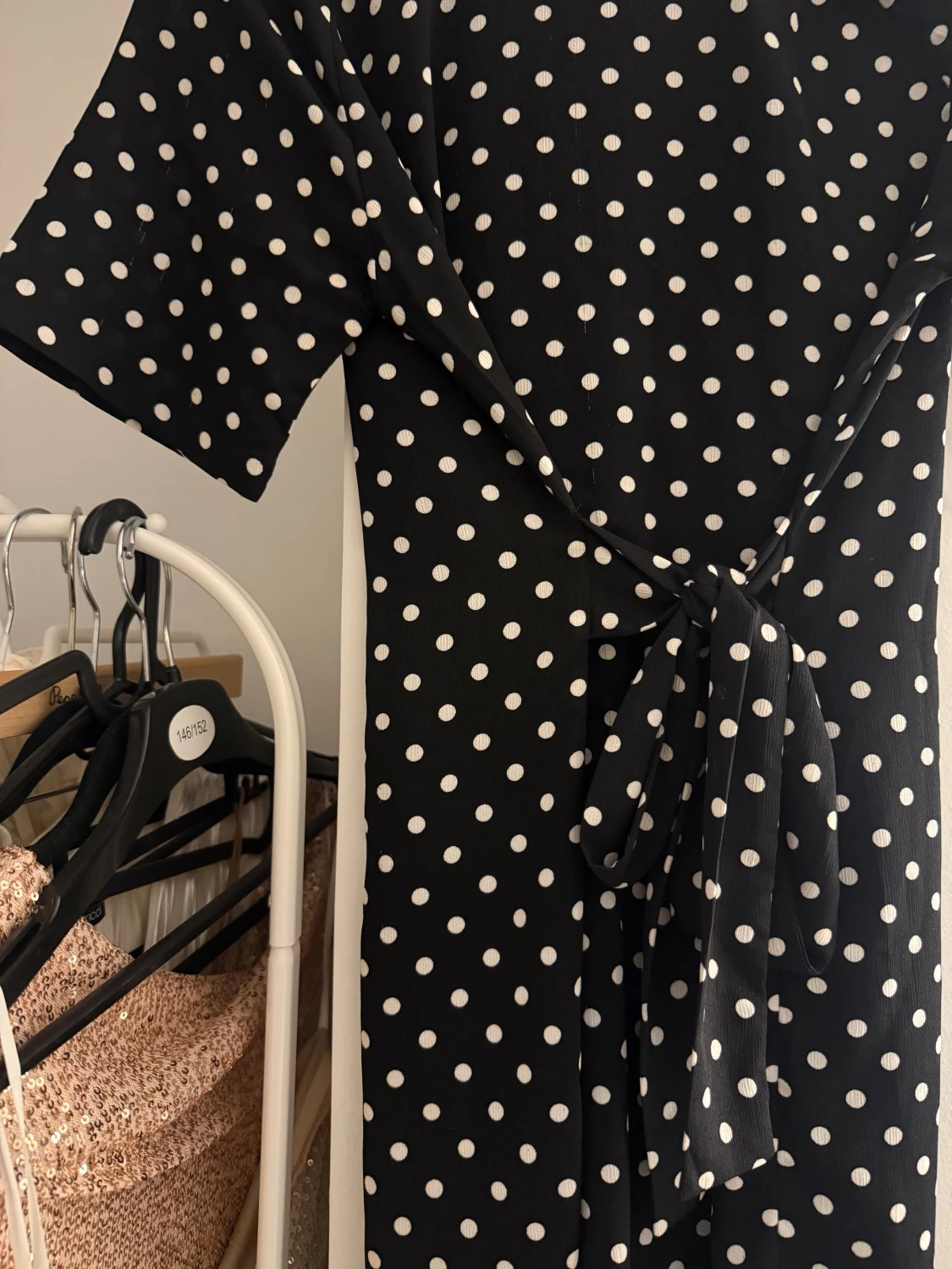 Svart prickig klänning från Pieces - 1