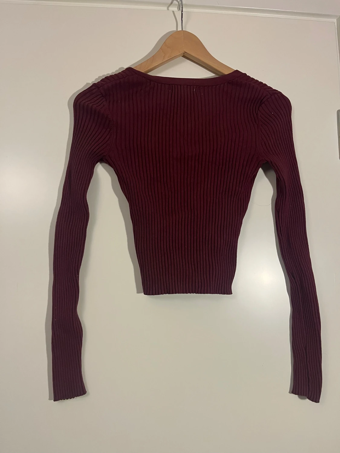 Röd ribbstickad kofta - 2