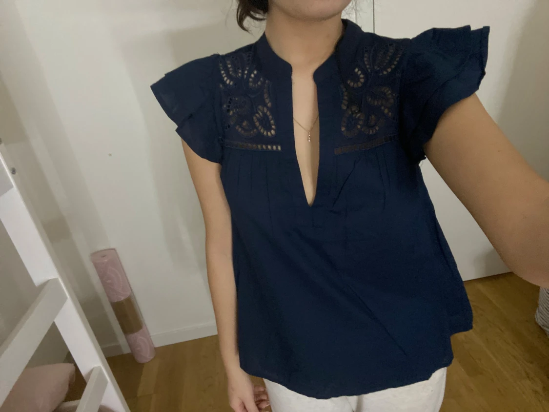 Mörkblå blus med volangärm och broderi - 3