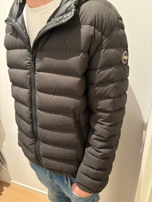 Svart pufferjacka från Colmar, strl 50/M - Tja! Säljer min Colmar jacka i storlek 50/M | den är lite liten på mig men passar dig runt 175-185. På bilden är jag 187 cm | alla lappar följer med och självklart är jackan äkta | det är inget fel på jackan | hör av er vid eventuella frågor!
