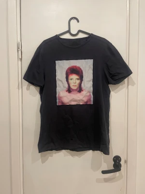 limitato t-shirt - Limitato t-shirt, har några små håll vid magen 