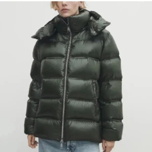 Mörkgrön Massimo dutti jacka - Säljer en mörkgrön pufferjacka med stor, mysig huva och breda, quiltade sektioner. Jackan har en hel dragkedja framtill och är perfekt för kalla dagar. Materialet är glansigt och känns riktigt trendigt. Passformen är loose och jackan är långärmad.