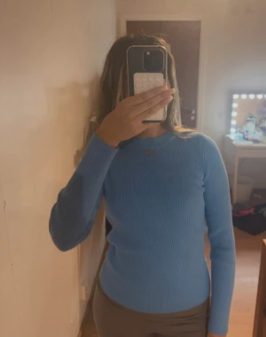 Ljusblå ribbad långärmad tröja - Blå stickad tröja, liten i storlek så den passar S/XS. Har aldrig använt den!💕