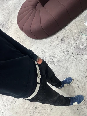 Vitt herme’s bälte  - Säljer ett stilrent vitt bälte från herme’s med bra kvalitet och till ett billigare pris. 