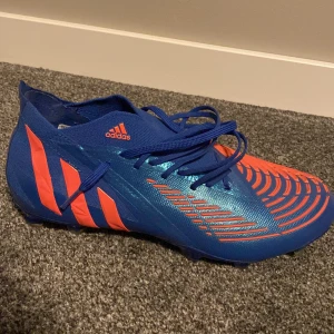 Adidas predator fotbollsskor.  - De har bara används 2 gånger eftersom de var för små. Ser som nya ut. Köpte för 2200kr 