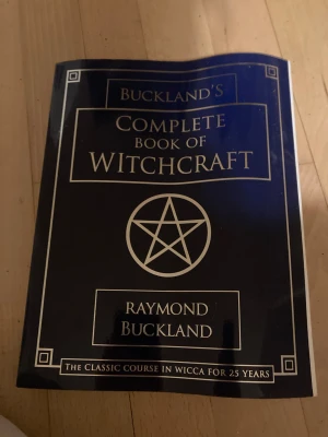 Buckland's Complete Book of Witchcraft - En klassisk guide till Wicca och häxkonst! Perfekt för dig som är nyfiken på magi, ritualer och den moderna häxans värld. Boken innehåller steg-för-steg-lektioner, illustrationer och praktiska övningar. Inspirerande och lärorik för både nybörjare och erfarna.