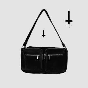 Noella Väska 🖤 - ’Celia Bag’ från Noella! 🖤⛓️31x20x10cm 📏Den långa axelremmen medföljer och är oanvänd. I bra begagnat skick!! ✨Nypris 849kr, säljes för endast 160kr då jag måste downsizea bland mina väskor 🥴Köp nu 💌