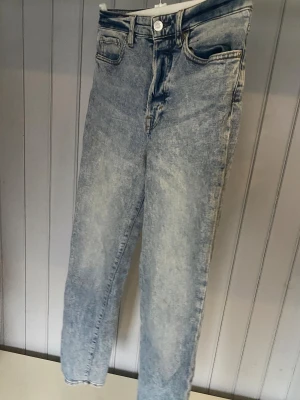 Ljusblå jeans från &Denim - Säljer ett par ljusblå jeans från &Denim med raka ben i storlek 36 