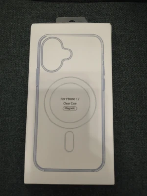iPhone 17 Clear Case Magnetic - Transparent magnetisk skal för iPhone 17, designad för att skydda din mobil samtidigt som MagSafe-funktioner stöds. Ny i förpackning, inga synliga defekter eller slitage. Perfekt passform och stilren design som visar upp din telefon.