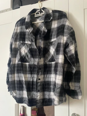 rutig skjorta - tjock och mysig material • oversized • passar xs / s / m