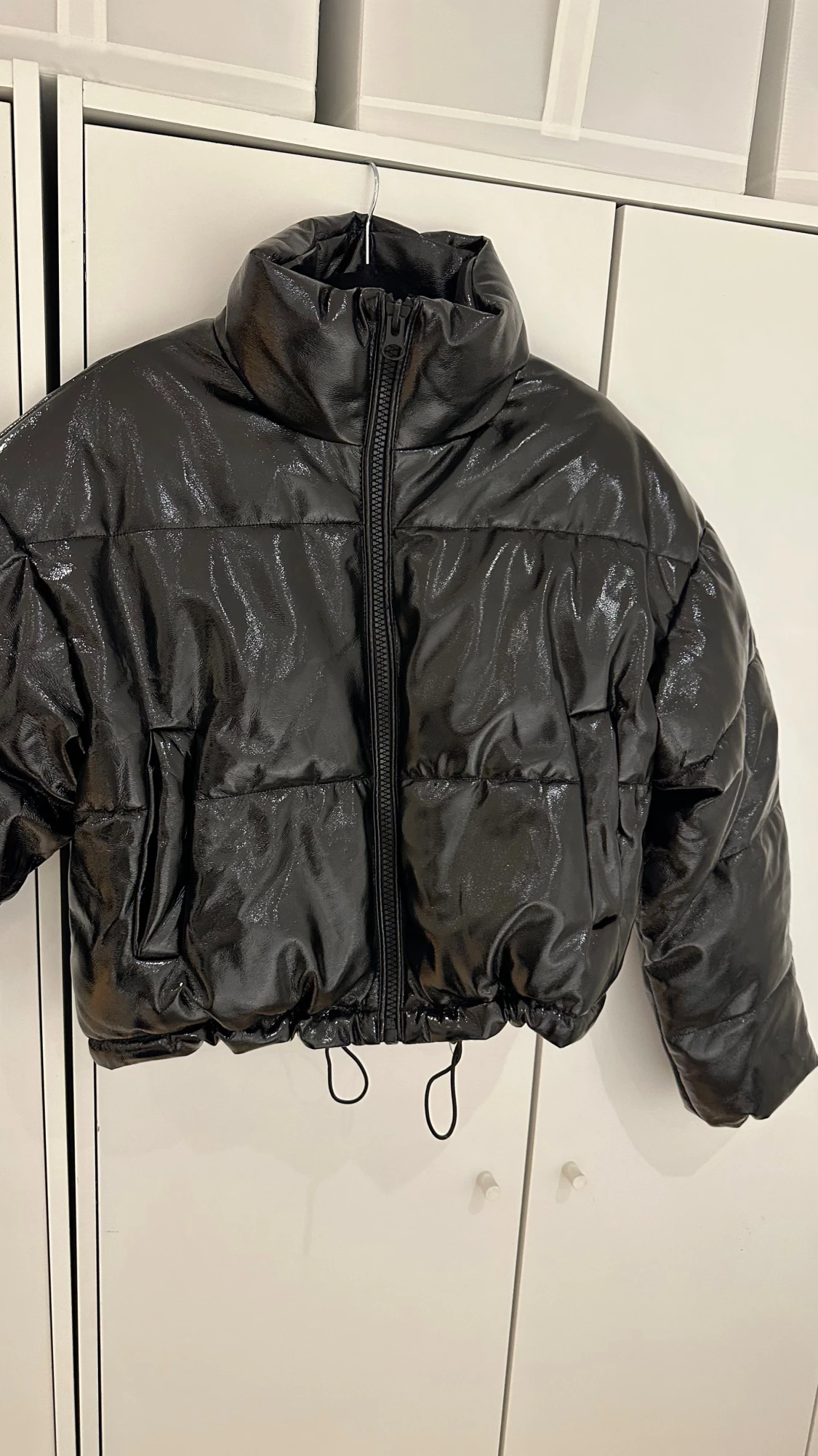 Svart glansig pufferjacka med dragkedja - 2