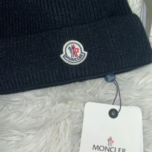 Moncler mössa - Fin mössa till vintern som jag inte använder längre  taggar och påse kommer med 😋