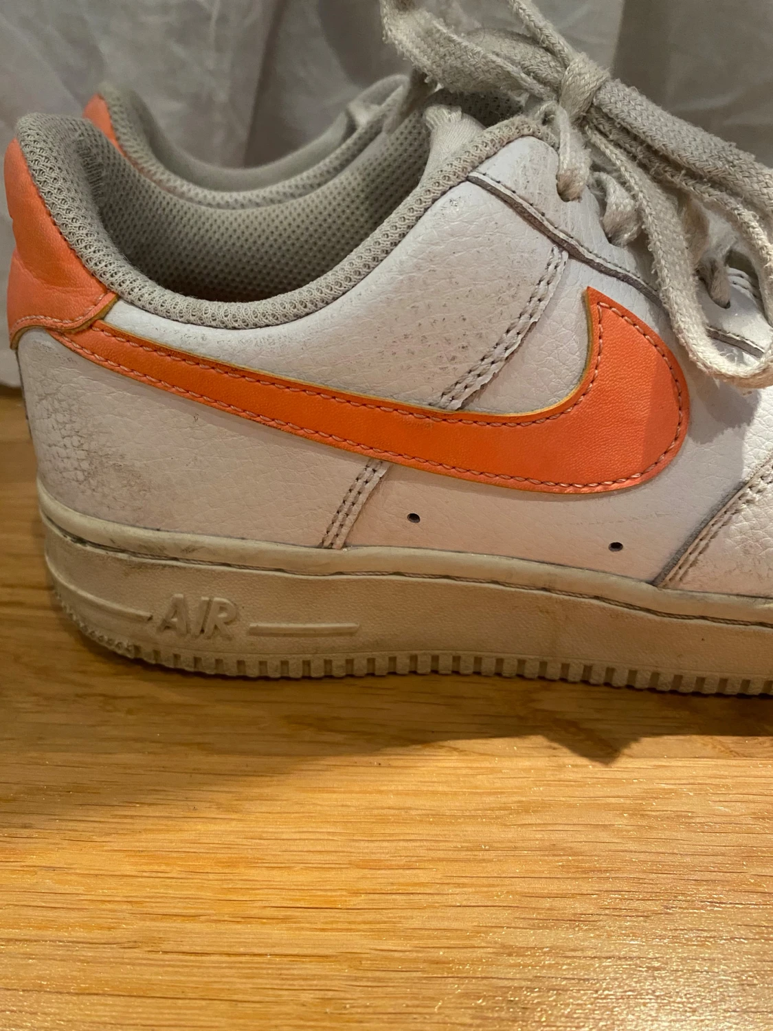 Nike Air Force 1 vit och orange sneaker - 1