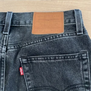 551z Levi’s svarta jeans W28 L32 - Säljer ett par Levi's 551 Premium jeans i svart tvätt. Klassisk slim passform med fem fickor och snygga detaljer som läderpatch och röd Levi's-tagg bak. Jeansen är i 100% bomull och har en tidlös look som alltid funkar.